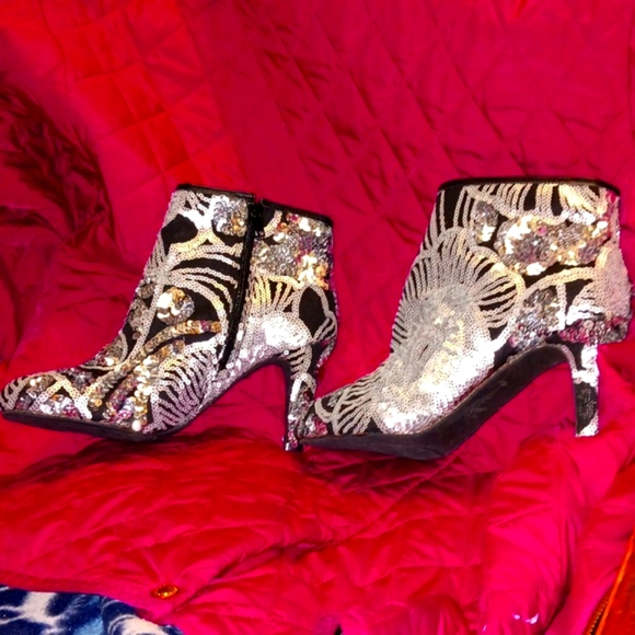 Joan Boyce NWOT Black Bootie With Silver Sequins - Picture 3 of 4